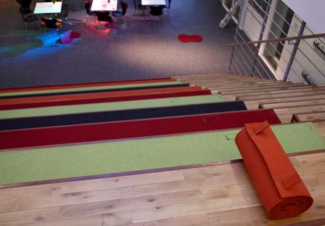 Filt sæde udrullet på trappe